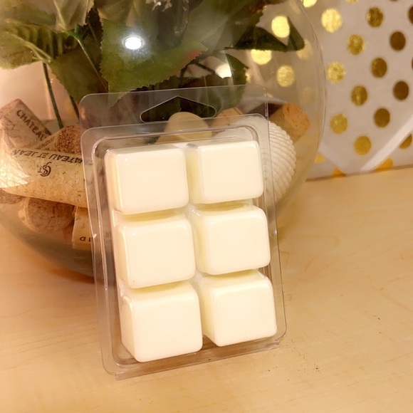 DolledUp Candles- Autumn Evening- Vanilla Snickerdoodle Scented Wax Melts - Picture 3 of 3